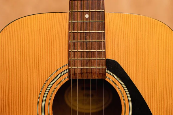 Zbliżenie Ciała Żółtej Gitary Akustycznej Pod Światłami Domu — Zdjęcie stockowe
