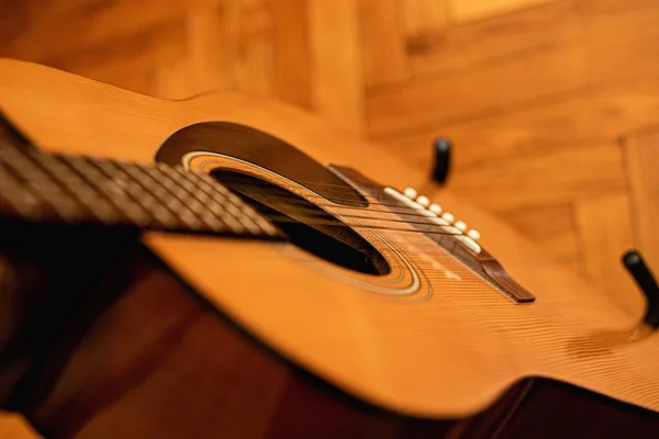바닥에 스탠드 기타의 각도가 감겨져 — 스톡 사진