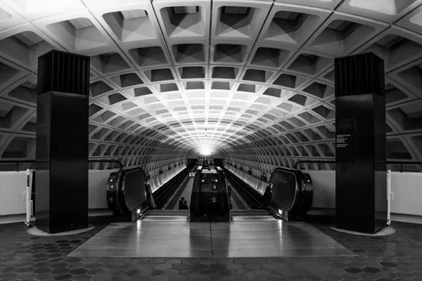 Gråskala Rulltrappor Omgiven Ljus Tunnelbanan Arlington Usa — Stockfoto