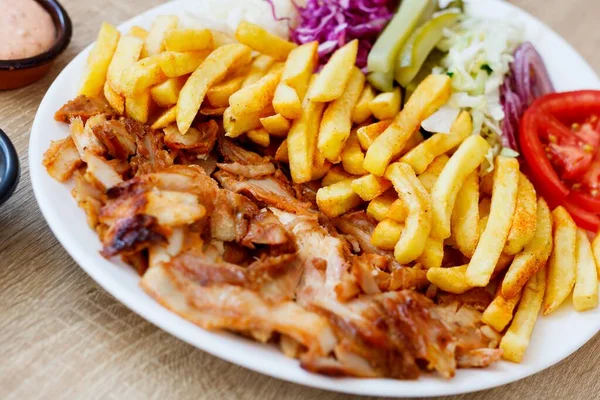 Överblick Över Chiken Doner Kebab Tallrik Med Sås Pommes Frites — Stockfoto