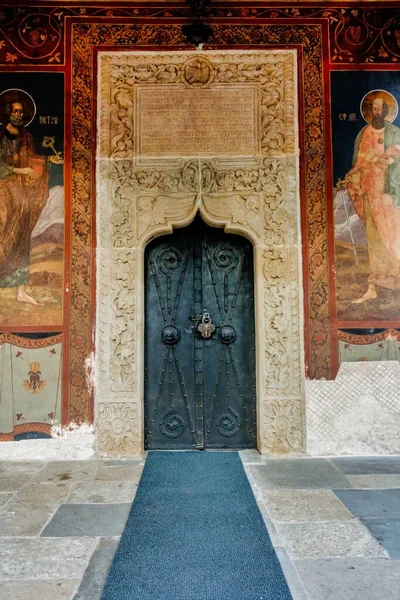 Uma Imagem Vertical Uma Antiga Porta Igreja Ornamentada Com Uma — Fotografia de Stock