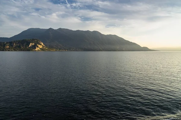 Uma Foto Uma Vista Panorâmica Lago Maggiore Filmado Partir Barco — Fotografia de Stock