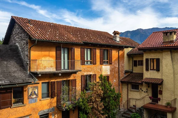 Eine Aufnahme Des Stadtbildes Von Locarno Mit Seinen Typischen Bunten — Stockfoto