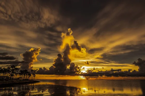 Una Hermosa Puesta Sol Cielo Lleno Nubes Sobre Agua Los — Foto de Stock