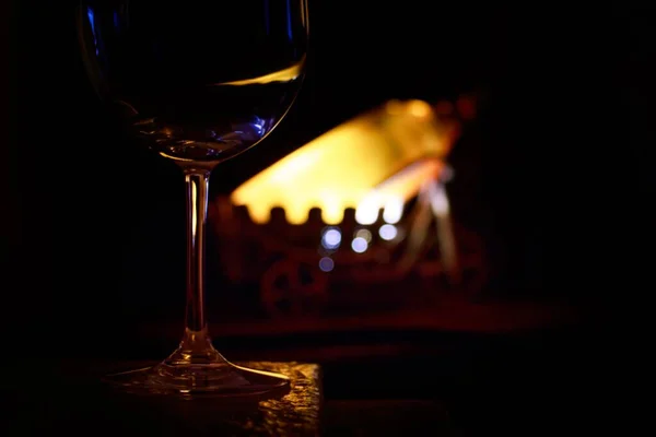 Arka Planda Koyu Bulanık Bir Şarap Kadehinin Yakın Plan Çekimi — Stok fotoğraf