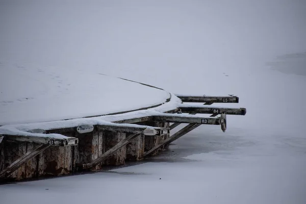 冬の真ん中に孤独なボートドック — ストック写真