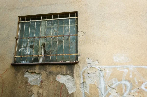 Edifício Velho Danificado Com Uma Janela Quebrada — Fotografia de Stock