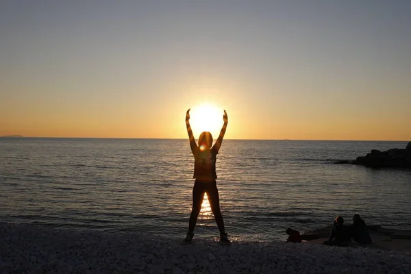 Silhouette Person Standing Shore Holding Sun Sunset Evening — Stock Photo, Image