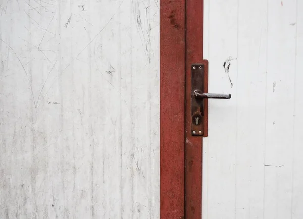 Μια Παλιά Ξύλινη Πόρτα Σκουριασμένη Λαβή — Φωτογραφία Αρχείου