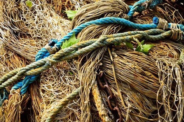 お互いの上に多くの魚網やロープ — ストック写真
