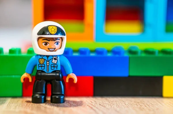 Poznan Polónia Mar 2020 Lego Duplo Figura Brinquedo Policial Vestindo — Fotografia de Stock