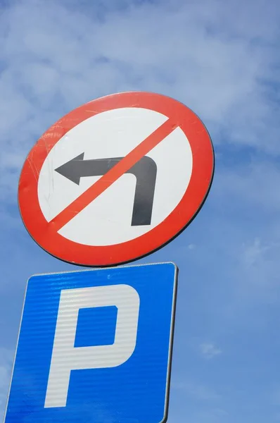 Vertical Low Angle Shot Traffic Signs Showing Parking Area Turning — Stock Photo, Image