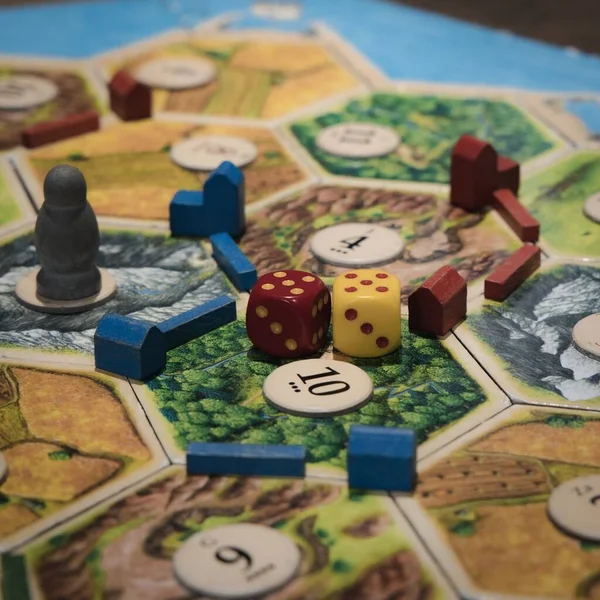 Primer Plano Juego Mesa Catan Con Dados Juego Bajo Las — Foto de Stock