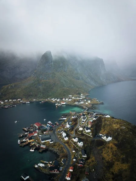 挪威美丽的Lofoten镇在大雾中被捕获的垂直空中景观 — 图库照片