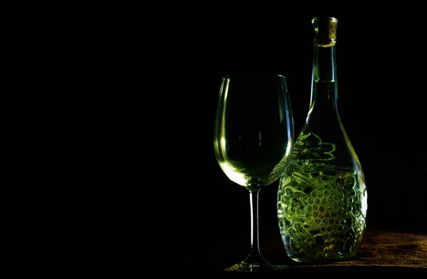 Primer Plano Copa Vino Una Botella Vino Colocados Elegantemente Sobre — Foto de Stock