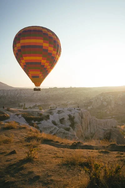 Heißluftballon Fliegt Über Kappadokiens Landschaft — Stockfoto