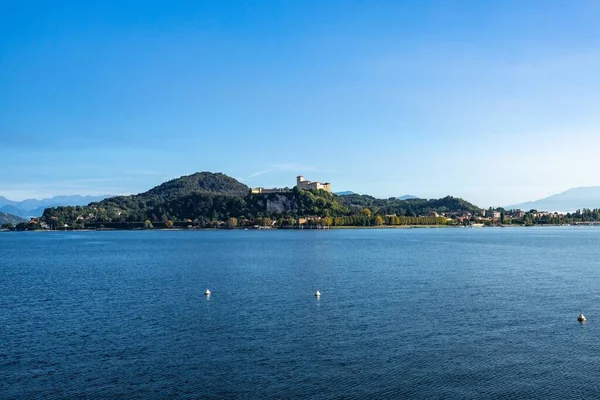 Panoramica Castello Borromeo Dal Lungomare Arona Sulle Sponde Del Lago — Foto Stock