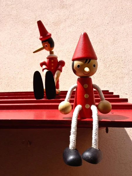 Das Spielzeug Von Pinocchio Auf Einer Der Wand Befestigten Fläche — Stockfoto