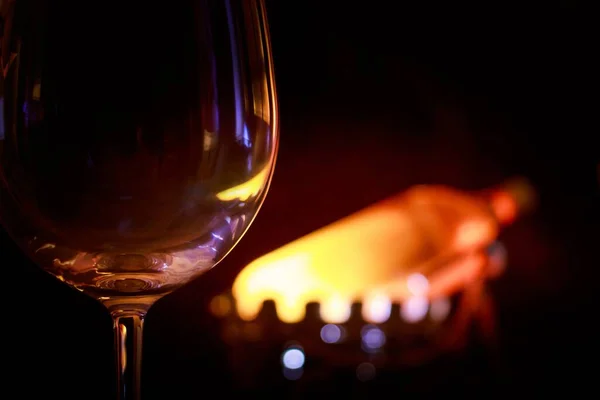 Närbild Bild Ett Glas Vin Med Mörk Suddig Bakgrund — Stockfoto