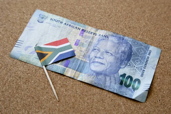 Primer Plano Bandera Sudáfrica Billete Cien Rand Africano Una Superficie —  Fotos de Stock