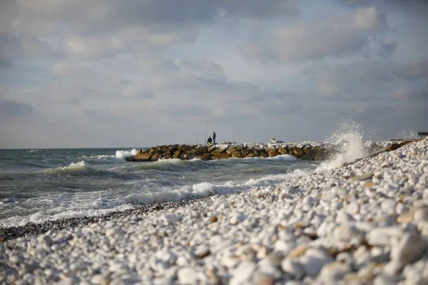 Берег Вкритий Білими Каменями Оточений Хвилястим Морем Під Хмарним Небом — стокове фото