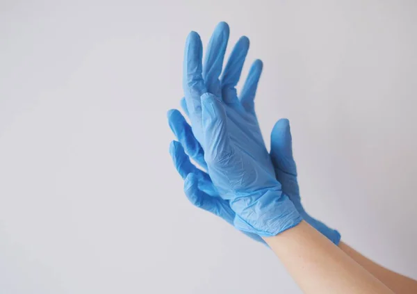 Eine Nahaufnahme Der Hände Einer Person Mit Blauen Handschuhen Das — Stockfoto