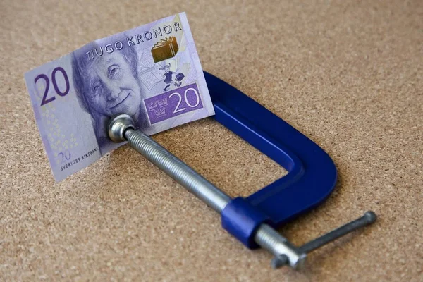 Szwedzkie Pieniądze Zacisku Koncepcja Recesji Gospodarczej Lub Spadku — Zdjęcie stockowe
