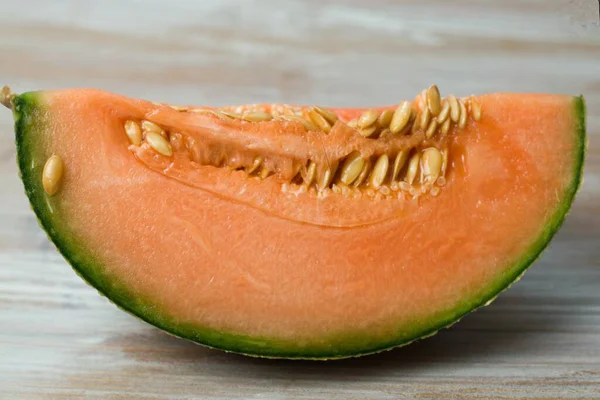 Närbild Skiva Saftig Melon Träyta — Stockfoto