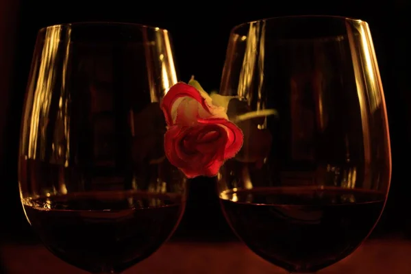 Tiro Close Dois Copos Vinho Com Uma Rosa Colocada Entre — Fotografia de Stock