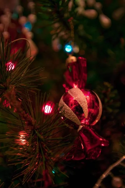 Primer Plano Adornos Navideños Colgando Hermoso Árbol Navidad Decorado —  Fotos de Stock