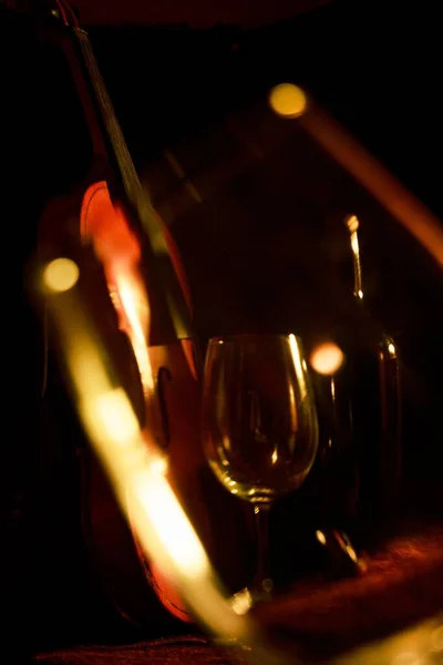 Vertikalt Nærbilde Glass Vinåpner Fiolin Flaske Plassert Elegant Bordet Mørk – stockfoto