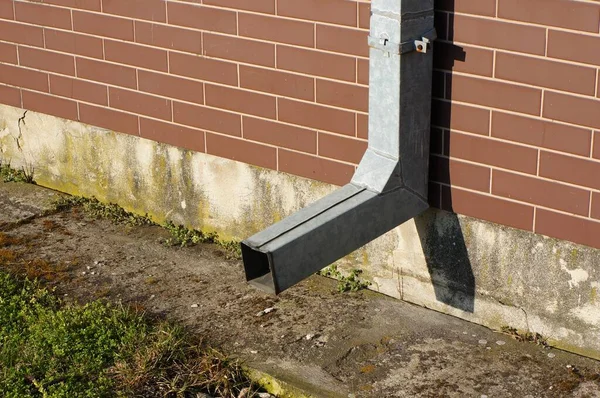 Ein Rostiges Regenrohr Aus Metall Einer Ziegelmauer — Stockfoto