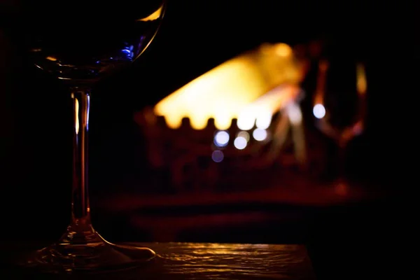 Nahaufnahme Eines Weinglases Mit Dunklem Hintergrund — Stockfoto