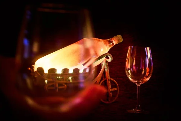 Nahaufnahme Eines Glases Und Einer Flasche Wein Einem Karrenförmigen Ständer — Stockfoto