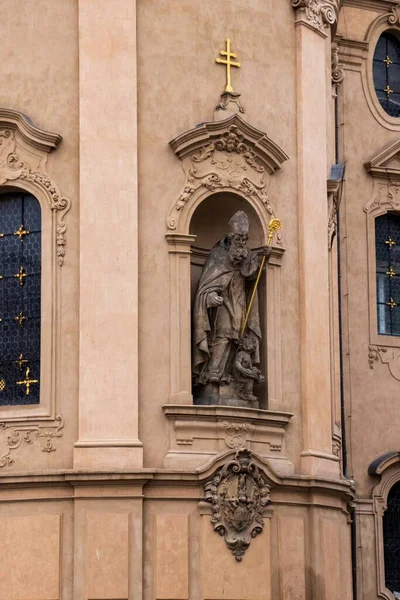 Praga Repubblica Ceca Novembre 2019 Statua San Nicola Sulla Chiesa — Foto Stock