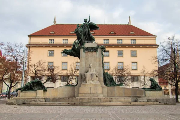 プラハ チェコ共和国 2019年11月22日 プラハ市内の日中のフランス語パーク記念碑 — ストック写真