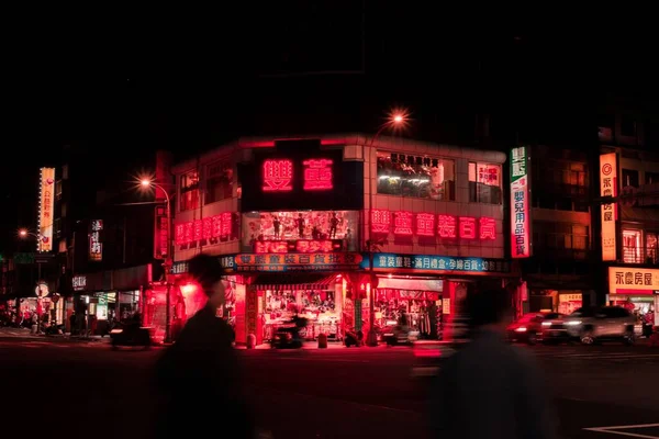 Taipei Taiwan Feb 2020 Voetgangers Lopen Voor Een Neonbord Het — Stockfoto