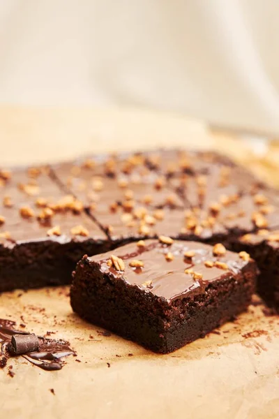 Várias Partes Brownie Fudge Uma Superfície Marrom — Fotografia de Stock