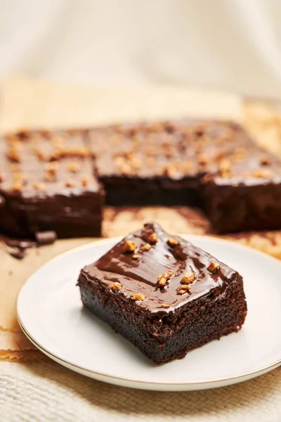 Disparo Vertical Pedazo Pastel Brownie Caramelo Lado Uno Más Grande — Foto de Stock