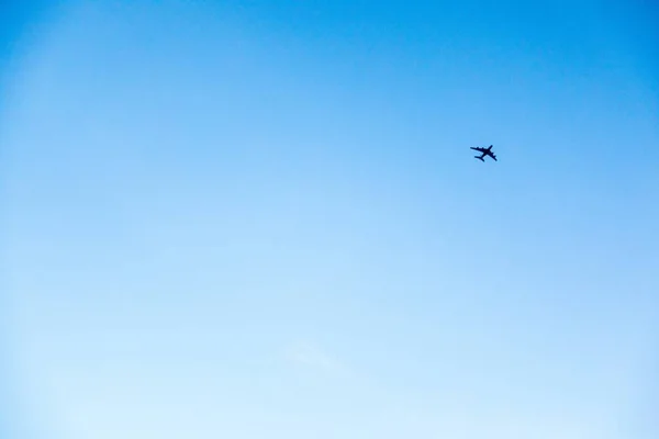 Bild Ett Plan Som Flyger Den Klarblå Himlen — Stockfoto