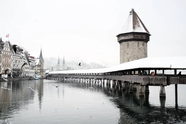 Eine Brücke Neben Einem Turm Der Schweiz Unter Bewölktem Himmel — Stockfoto