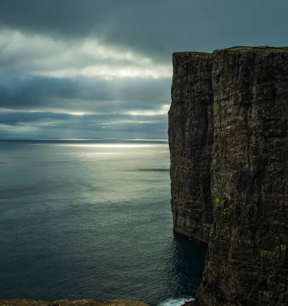 Vacker Natur Klippiga Klippor Vid Havet Färöarna Molnig Himmel — Stockfoto