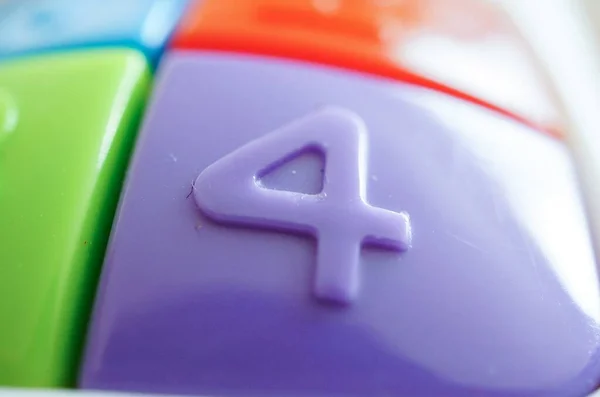 Крайний Крупный План Фиолетовой Пуговицы Игрушки Номером Четыре — стоковое фото