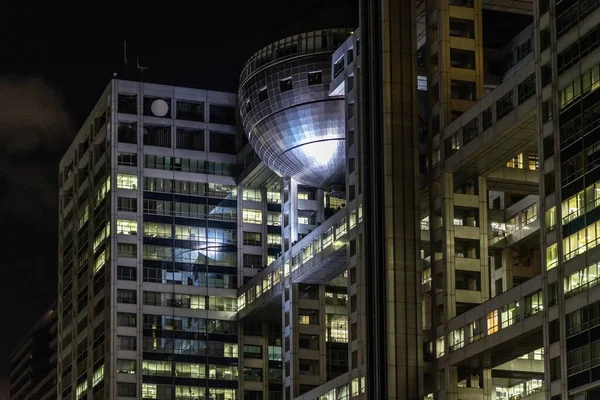 Una Vista Bajo Ángulo Del Edificio Televisión Fuji Noche Tokio — Foto de Stock