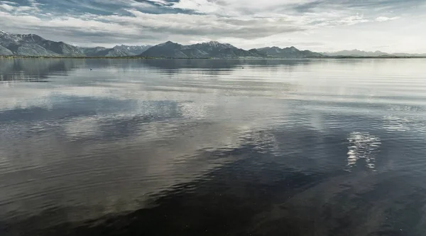 Een Prachtig Panoramisch Beeld Van Een Rustige Zee Met Bergen — Stockfoto