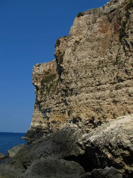 Eine Vertikale Aufnahme Einer Korallinen Kalksteinklippe Unter Blauem Himmel Malta — Stockfoto