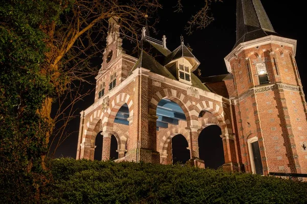 Eine Kirche Der Nacht Umgeben Von Mehreren Bäumen — Stockfoto