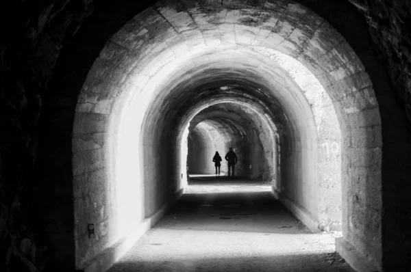 Een Grijswaarden Opname Van Een Gewelfde Betonnen Tunnel Met Een — Stockfoto
