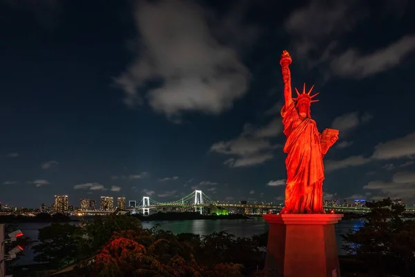 Estátua Liberdade Odaiba Réplica Cercada Por Edifícios Luzes Durante Noite — Fotografia de Stock