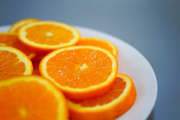 Narancs Egy Tányéron Egy Napsütéses Napon Vitamin Bomba — Stock Fotó